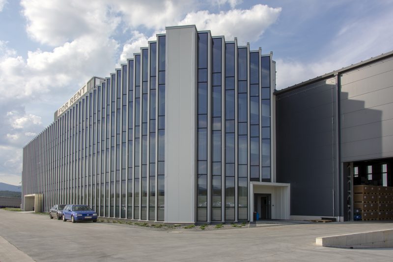 budova Carcoustic Nováky s fasádou Slovaktual