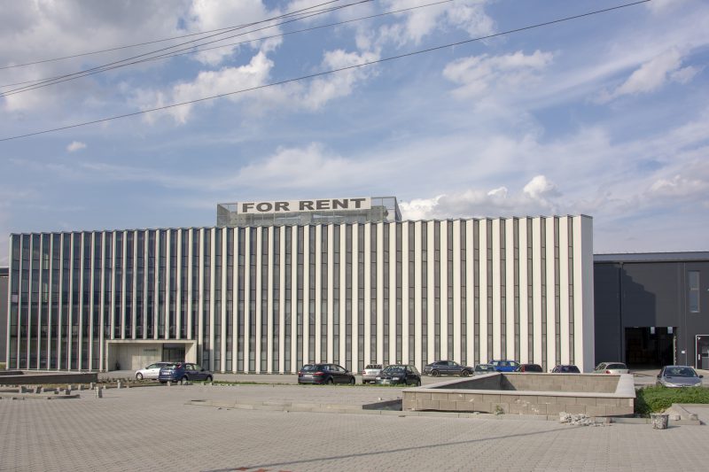 budova Carcoustic Nováky s fasádou od Slovaktualu