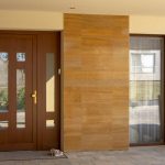 Uvážlivo zvolené okná a dvere pre rodinný dom vo svahu.