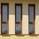 Uvážlivo zvolené okná a dvere pre rodinný dom vo svahu.