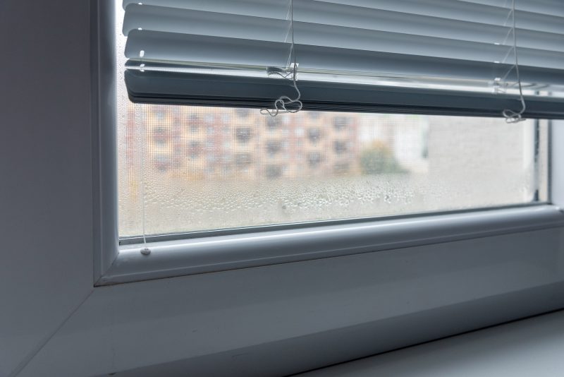 Zarosené okná zvnútra - okná len s dvojsklom a nevhodným hliníkovým dištančným rámikom