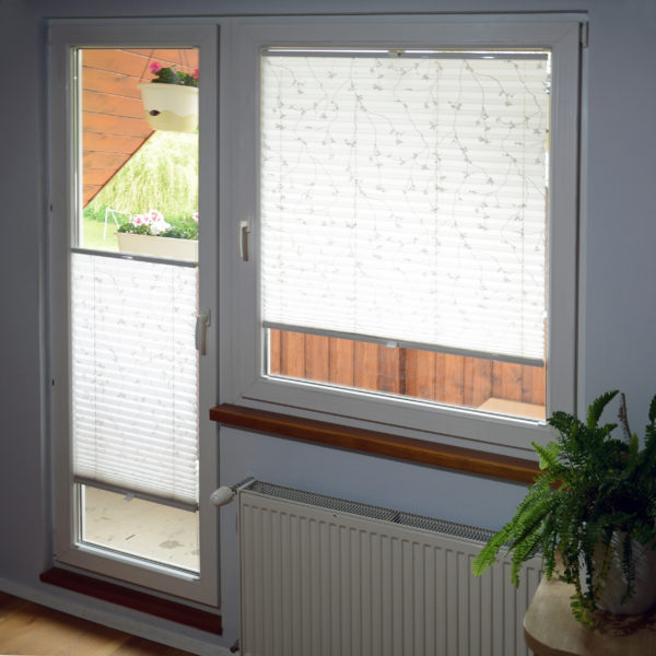 Praktické plissé rolety umožnia zatieniť celé okno alebo len konkrétnu časť okna.