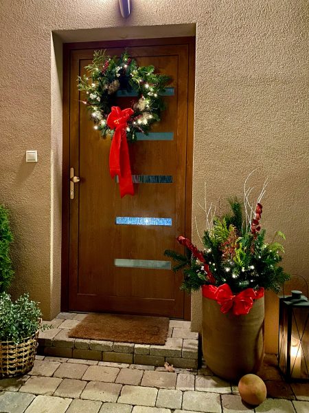 Dvere v dekóre dreva ozdobené vianočným vencom