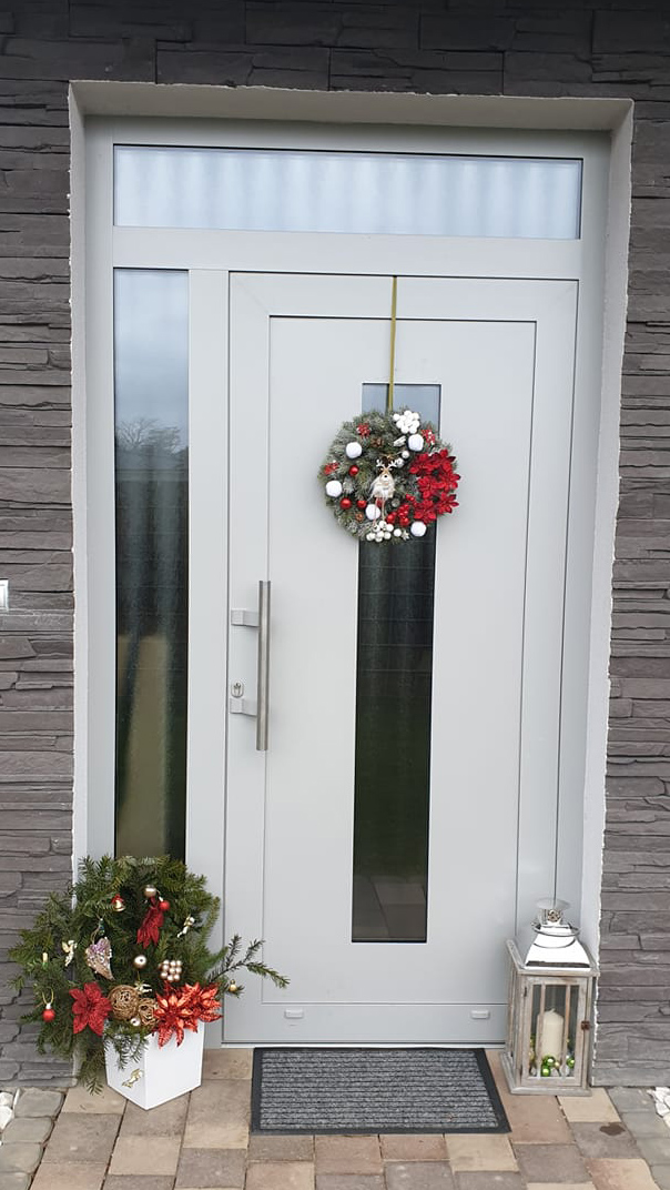 Vianočmá výdzoba bielych domových dverí