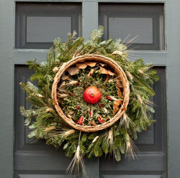 Vianočný čečinový veniec s granátovým jablkom na vchodových dverách