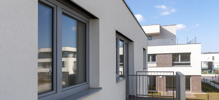 Výmena tesnenia na oknách: Kedy je čas na výmenu a ako vybrať správny typ