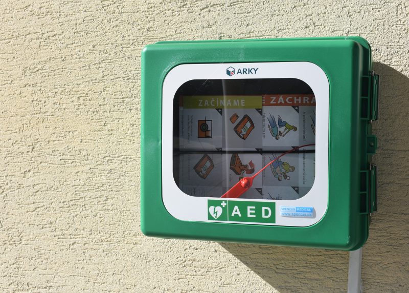 AED na stene v Slovaktuale