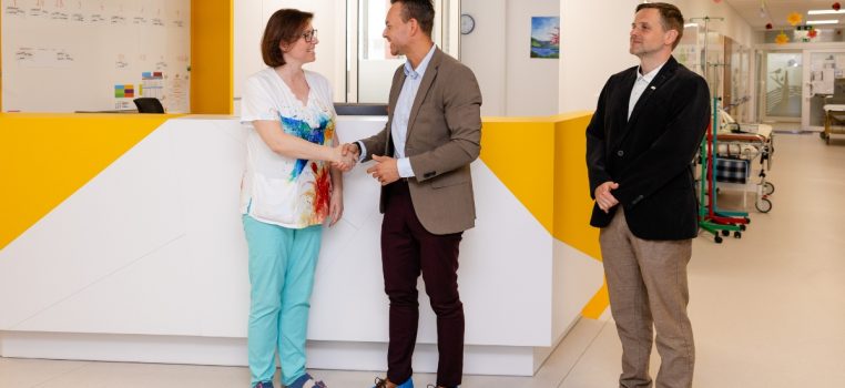 Slovaktual pomáha: Nové dvere a pult pre Kliniku detskej onkológie