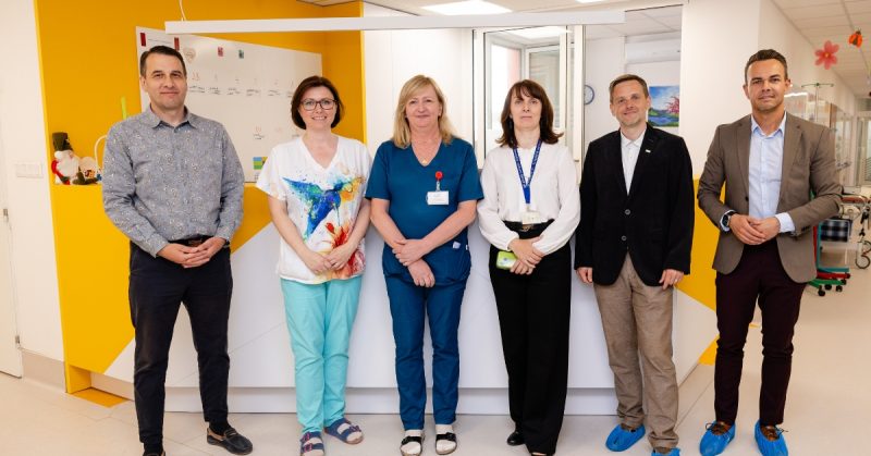 Slovaktual pomáha: Nové dvere a pult pre Kliniku detskej onkológie
