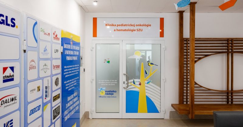 Slovaktual pomáha: Nové dvere a pult pre Kliniku detskej onkológie