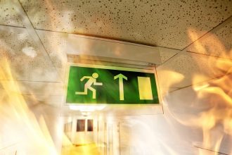 Panika? Myslite na zadné dvierka alebo spoľahlivé kovanie pre panikové dvere. Panika? Myslite na zadné dvierka alebo spoľahlivé kovanie pre panikové dvere.