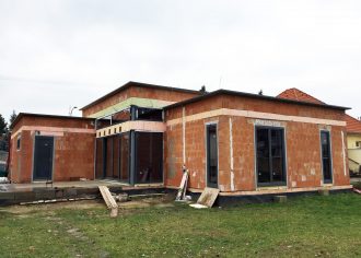 Ďalšia vydarená kombinácia okien a dverí z plastu a hliníka. Ďalšia vydarená kombinácia okien a dverí z plastu a hliníka.