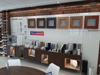 Showroom okien a dverí v Novákoch je jeden z najkrajších. Showroom okien a dverí v Novákoch je jeden z najkrajších.